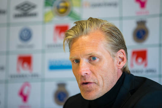 Gefles tränare Johan Mjällby på presskonferensen