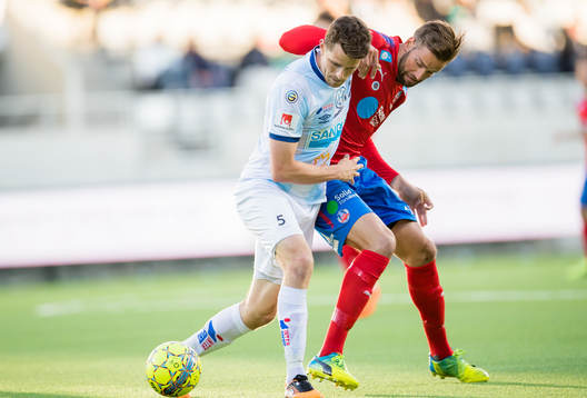Gefles Jesper Björkman i kamp om bollen med Helsingborgs Mikael Dahlberg