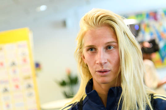 Sofia Jakobsson blir intervjuad