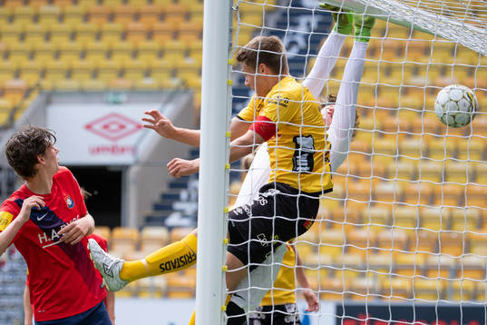 Elfsborgs Ornel Makindu (ej i bild) skruvar hörna direkt i mål och här är Elfsborgs Gustav Broman i kamp med Örgrytes målvakt Kristian Eriksson Jeib vilket resulterar till 1-1