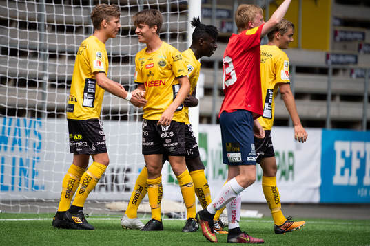 Elfsborgs Oliver Zandén klappas om av Noah Söderberg och Musa M'Benga efter att gjort 3-1