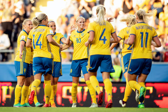 Sveriges Elin Rubensson jublar med lagkamrater