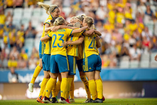 Sveriges Hanna Folkesson jublar med lagkamrater efter 4-0