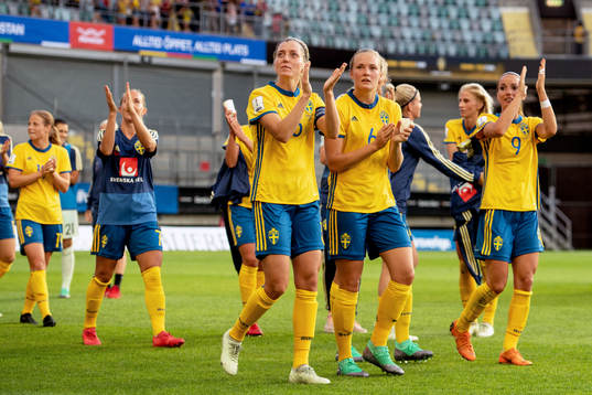Sveriges Linda Sembrant, Magdalena Ericsson och Kosovare Asllani tackar publiken
