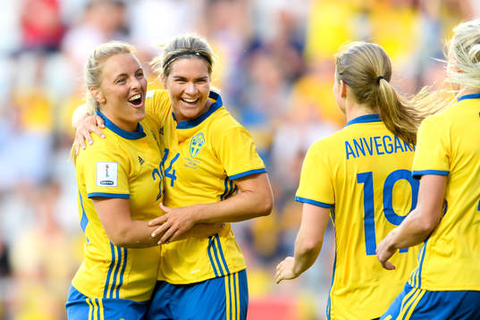 Sveriges Mimmi Larsson och Hanna Folkesson jublar efter att Hanna Folkesson gjort 4-0