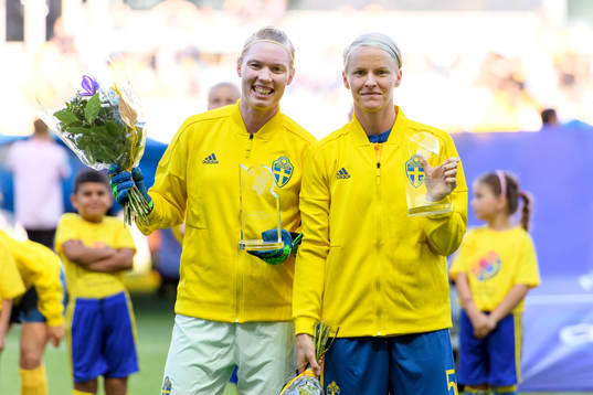 Sveriges målvakt Hedvig Lindahl och Nilla Fischer hyllas sedan de blivit uttagna Världslaget 2017