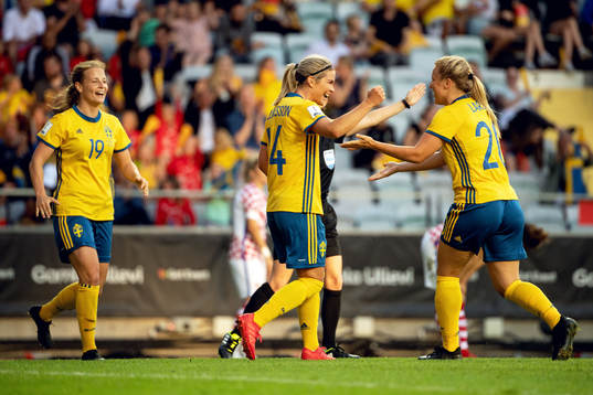 Sveriges Anna Anvegård, Hanna Folkesson och Mimmi Larsson jublar efter 4-0 av Folkesson 