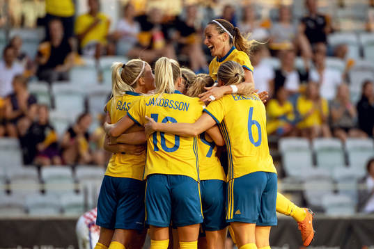 Sveriges Hanna Folkesson jublar med lagkamrater efter 4-0