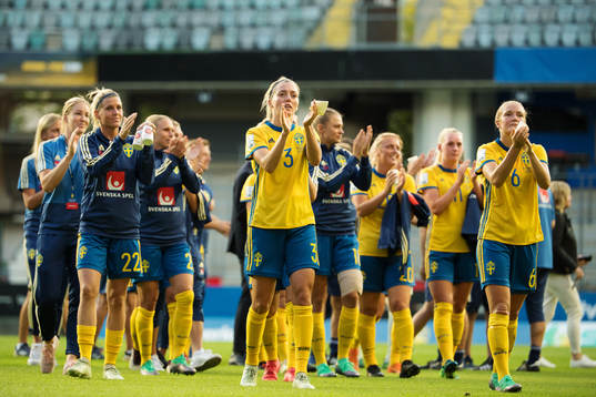 Sveriges Linda Sembrant och Magdalena Ericsson tackar fansen tillsammans med lagkamrater