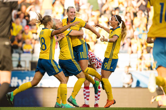Sveriges Fridolina Rolfö, Nilla Fischer, Stina Blackstenius och Kosovare Asllani jublar efter 1-0-målet