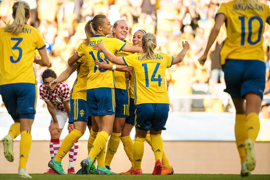 Sveriges Fridolina Rolfö, Stina Blackstenius, Kosovare Asllani och Hanna Folkesson jublar efter 1-0-målet