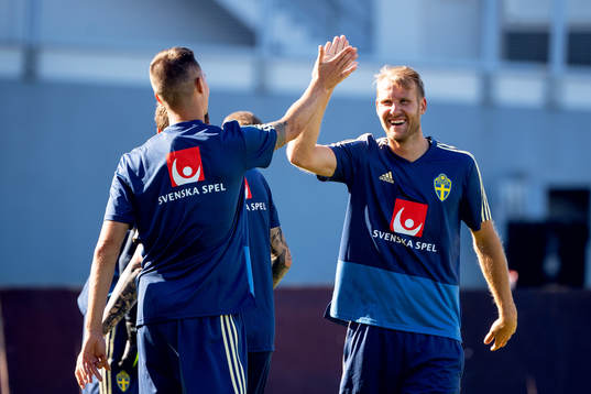 Sveriges Mikael Lustig och Ola Toivonen gör high five
