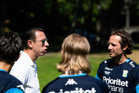 Martin Smedberg-Dalence pratar med Mikkel Diskerud