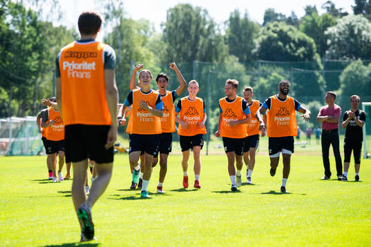 August Erlingmark, målvakt Tom Amos och Victor Wernersson jublar med lagkamrater efter vinst i en match