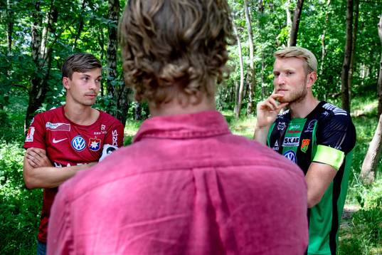 Daniel Paulson Öis och Calle Nyström  GAIS möttes i skogen mittemellan Öisgården och Gaisgården. Calle Nyström från Gais-gården och Daniel Paulson från Öis-gården den 9 juni 2018 i Göteborg.