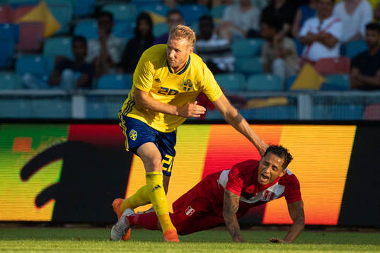 Ola Toivonen of Sweden tackles Yoshimar Yotun of Peru