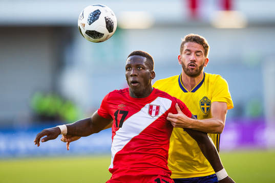 Luis Advincula of Peru and Marcus Rohdén of Sweden