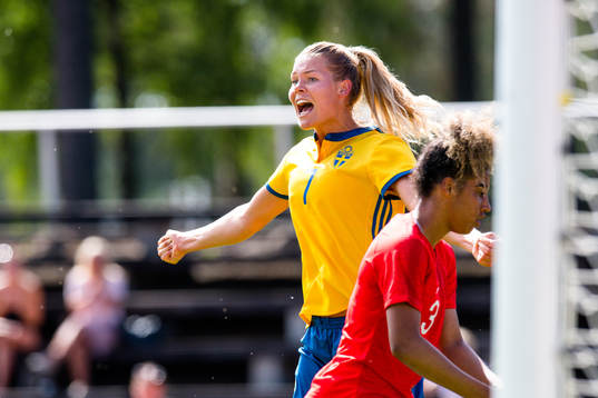 Sveriges Nina Jakobsson jublar efter 2-0