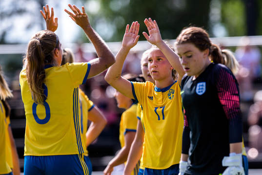 Sveriges Filippa Angeldal och Julia Zigiotti Olme jublar efter 2-0 av Nina Jakobsson, ej i bild,