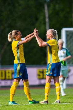 Sveriges  Nathalie Björn och Emma Pennsäter jublar