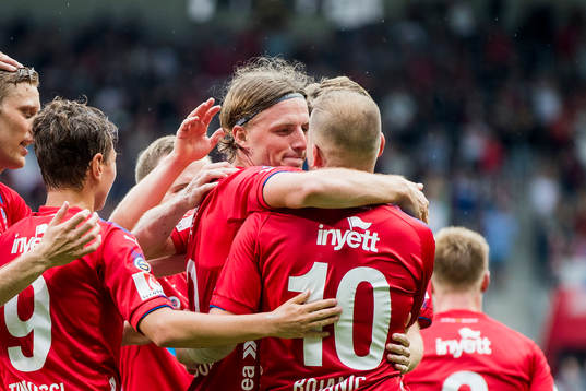 Helsingborgs Carl Johansson jublar med Darijan Bojanic
