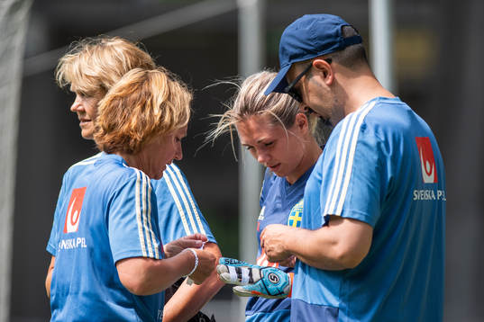 Målvakt Jennifer Falk får tejpa fingrarna