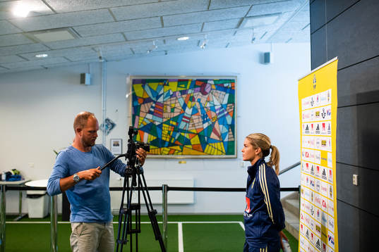 Hanna Folkesson gör en TV-intervju
