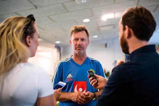 Förbundskapten Peter Gerhardsson intervjuas