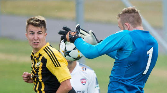 IFK Hässleholms Alexander Nilsson och Isak Olsson i matchen i DM mellan IFK Hässleholm och FC Rosengård i Hässleholm 12 juni 2018.  