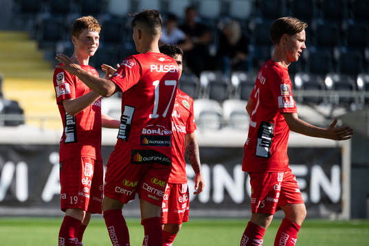 Elfsborgs Jesper Sandberg Hesselgren klappas om av lagkamraterna efter att gjort 0-1
