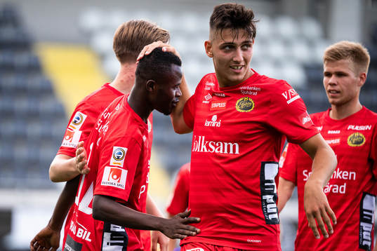 Elfsborgs Prince Isaac Kouame klappas om av Aleksandar Ceganjac efter att gjort 0-2