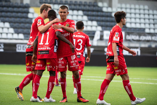 Elfsborgs Prince Isaac Kouame (rygg mot kameran) klappas om av Danijel Ramadanovic efter att gjort 0-2