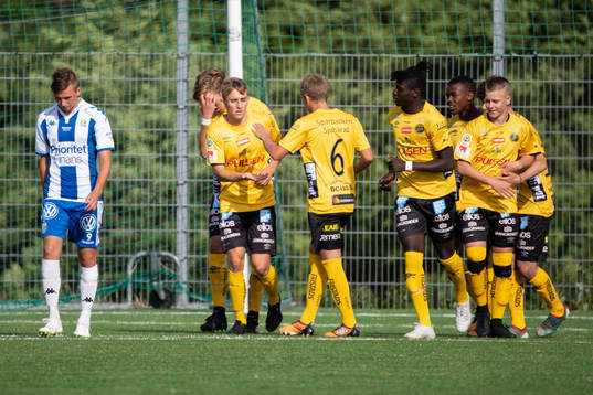 Elfsborgs Jack Cooper Love klappas om av lagkamraterna efter att gjort 0-1