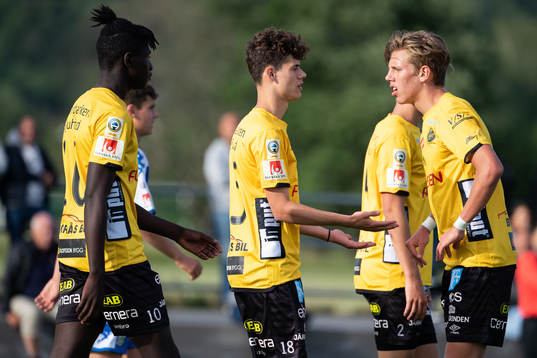 Elfsborgs Endrit Kuttlovci klappas om av lagkamraterna efter 0-3