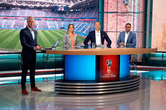 SVTs programledare André Pops, Johanna Frändén, Jonas Eriksson och Daniel Nannskog i studion