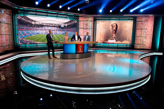 SVTs programledare André Pops, Johanna Frändén, Jonas Eriksson och Daniel Nannskog i studion