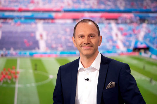 SVTs programledare Jonas Eriksson i studion