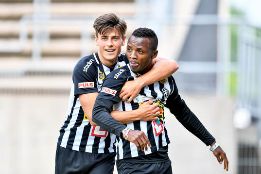 Landskronas Monday Samuel  jublar med lagkamrater