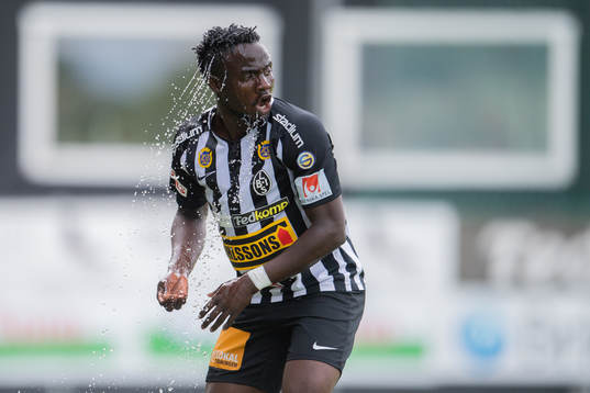 Landskronas Edafe Egbedi med vatten droppar