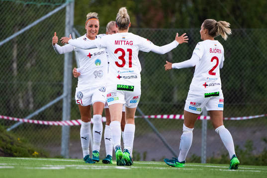 Rosengårds Sanne Troelsgaard Nielsen och Anja Mittag jublar efter Troelsgaard Nielsens 0-1