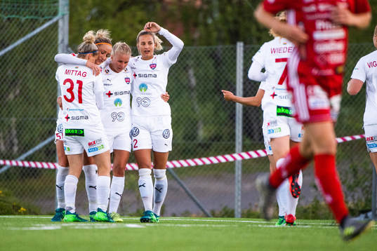 Rosengård jublar efter 0-1 av Sanne Troelsgaard Nielsen
