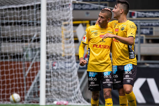 Elfsborgs Danijel Ramadanovic klappas om av Aleksandar Ceganjac efter att gjort 1-0