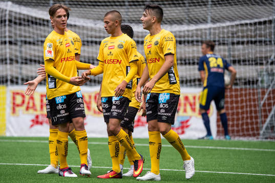 Elfsborgs Danijel Ramadanovic klappas om av Marcus Ejerblad och Aleksandar Ceganjac efter att gjort 1-0