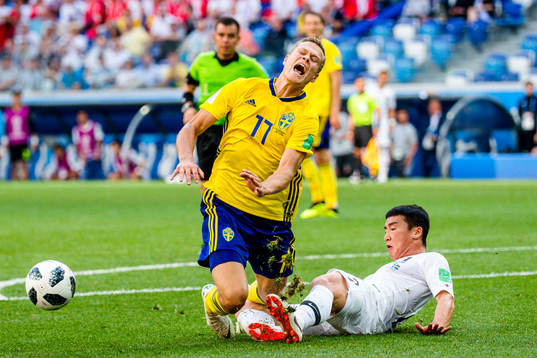 180618 Viktor Claesson of Sweden and Minwoo Kim of South Korea during the FIFA World Cup group stage match between Sweden and South Korea on June 18, 2018 in Nizhny Novgorod.