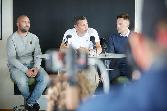 Martin Johansson, tillförordnad VD. ordförande Daniel Kindberg och Ian Burchnall, tränare