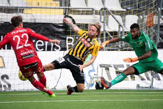 Elfsborgs Viktor Prodell gör 1-2 och Häckens Emil Wahlström och målvakt Jonathan Ursin Rasheed täcker målet