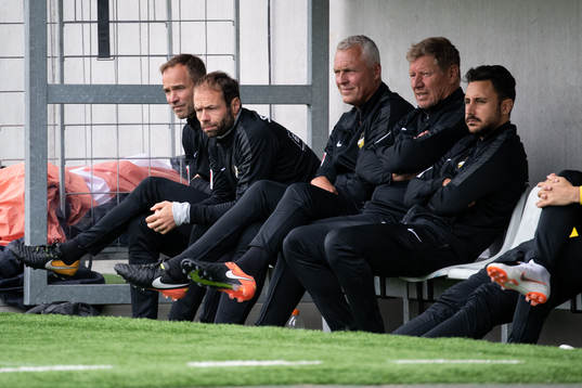 Häckens tränare Andreas Alm och ledare på bänken