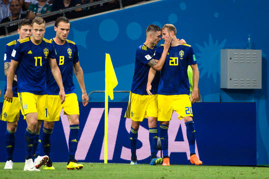 Mikael Lustig och Ola Toivonen jublar