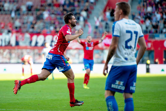 Helsingborgs Mikael Dahlberg jublar men målet blir bortdömt