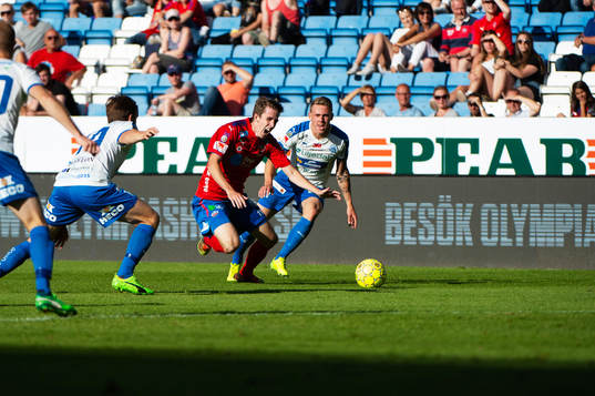 Helsingborgs Adam Eriksson blir fält av Värnamos Anton